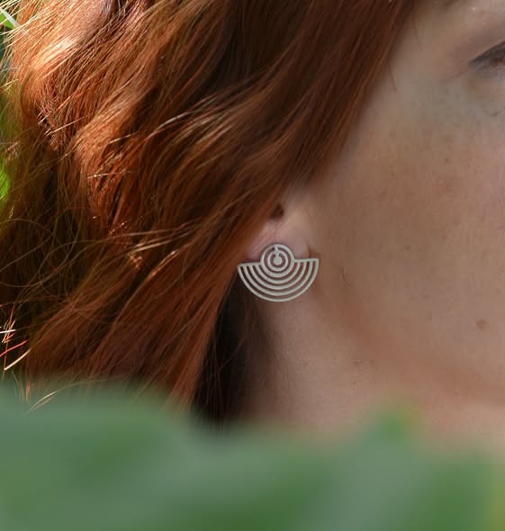 Σκουλαρίκια καρφάκια Bauhaus.